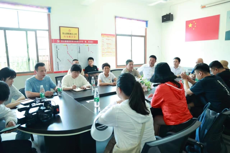 中央省市县媒体集中采访优秀村支书丁全球(图1)